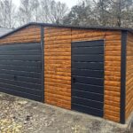 Garaż blaszany 6x5 - Dach dwuspadowy, Kolor drewnopodobny złoty dąb, Brama uchylna, Drzwi wejściowe