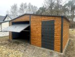 Garaż blaszany 6x5 - Dach dwuspadowy, Kolor drewnopodobny złoty dąb, Brama uchylna, Drzwi wejściowe