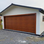 Garaż z płyty warstwowej 6x6 - Dach dwuspadowy, Ocieplany, Kolor biały, Brama Segmentowa, Blachodachówka