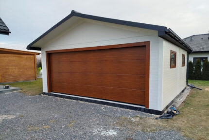 Garaż z płyty warstwowej 6x6 - Dach dwuspadowy, Ocieplany, Kolor biały, Brama Segmentowa, Blachodachówka