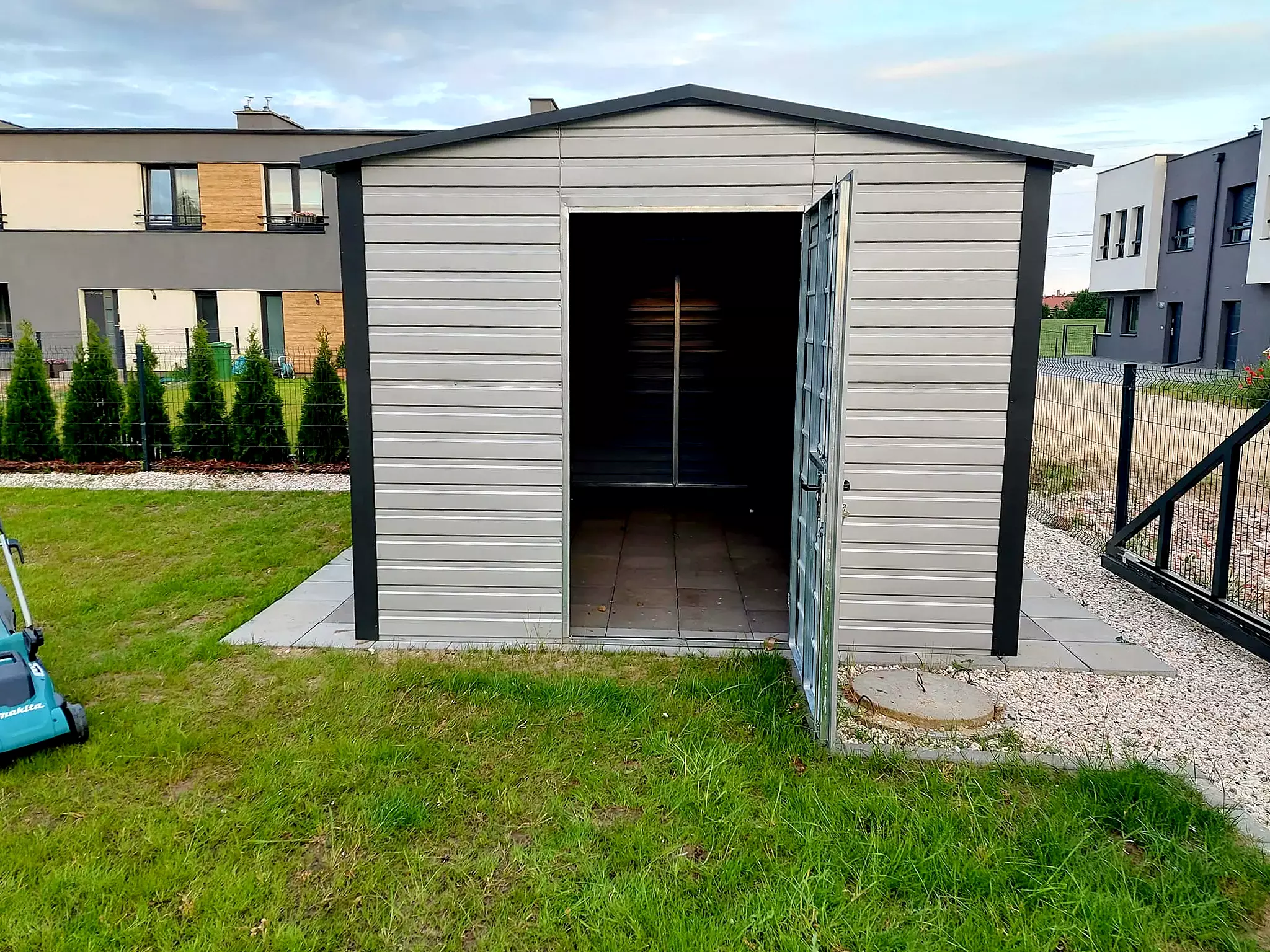 Garaż blaszany 3x4 Domek ogrodowy Dwuspadowy Kolor srebrny RAL 9006 Garaż blaszany 3x4 Domek ogrodowy Dwuspadowy Kolor srebrny RAL 9006