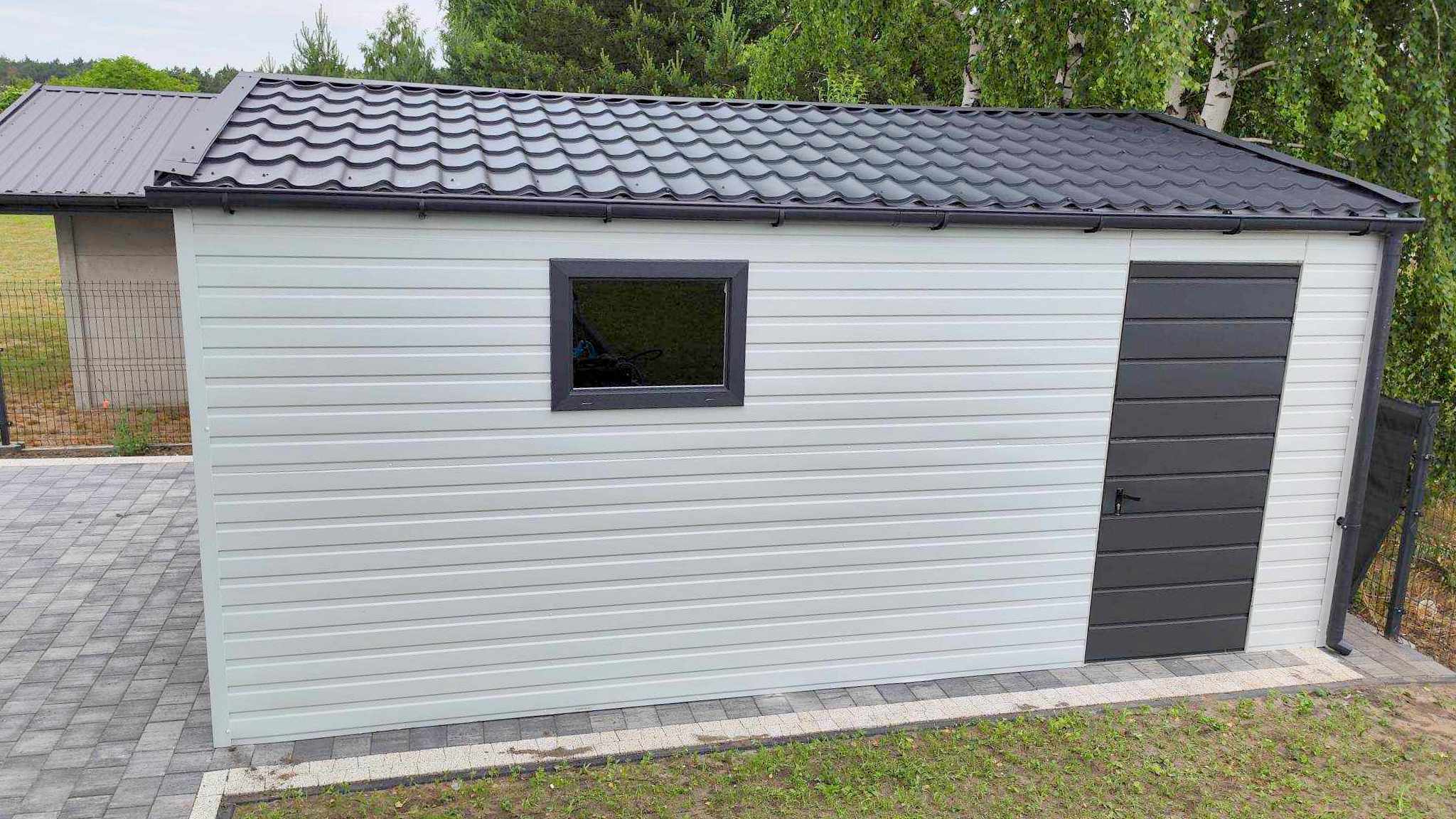 Garaż blaszany 5x5 - Dach dwuspadowy, Kolor srebrny RAL 9006, Brama segmentowa, Blachodachówka Garaż blaszany 5x5 - Dach dwuspadowy, Kolor srebrny RAL 9006, Brama segmentowa, Blachodachówka