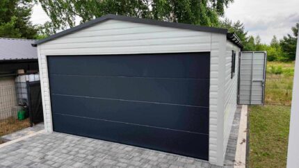 Garaż blaszany 5x5 - Dach dwuspadowy, Kolor srebrny RAL 9006, Brama segmentowa, Blachodachówka