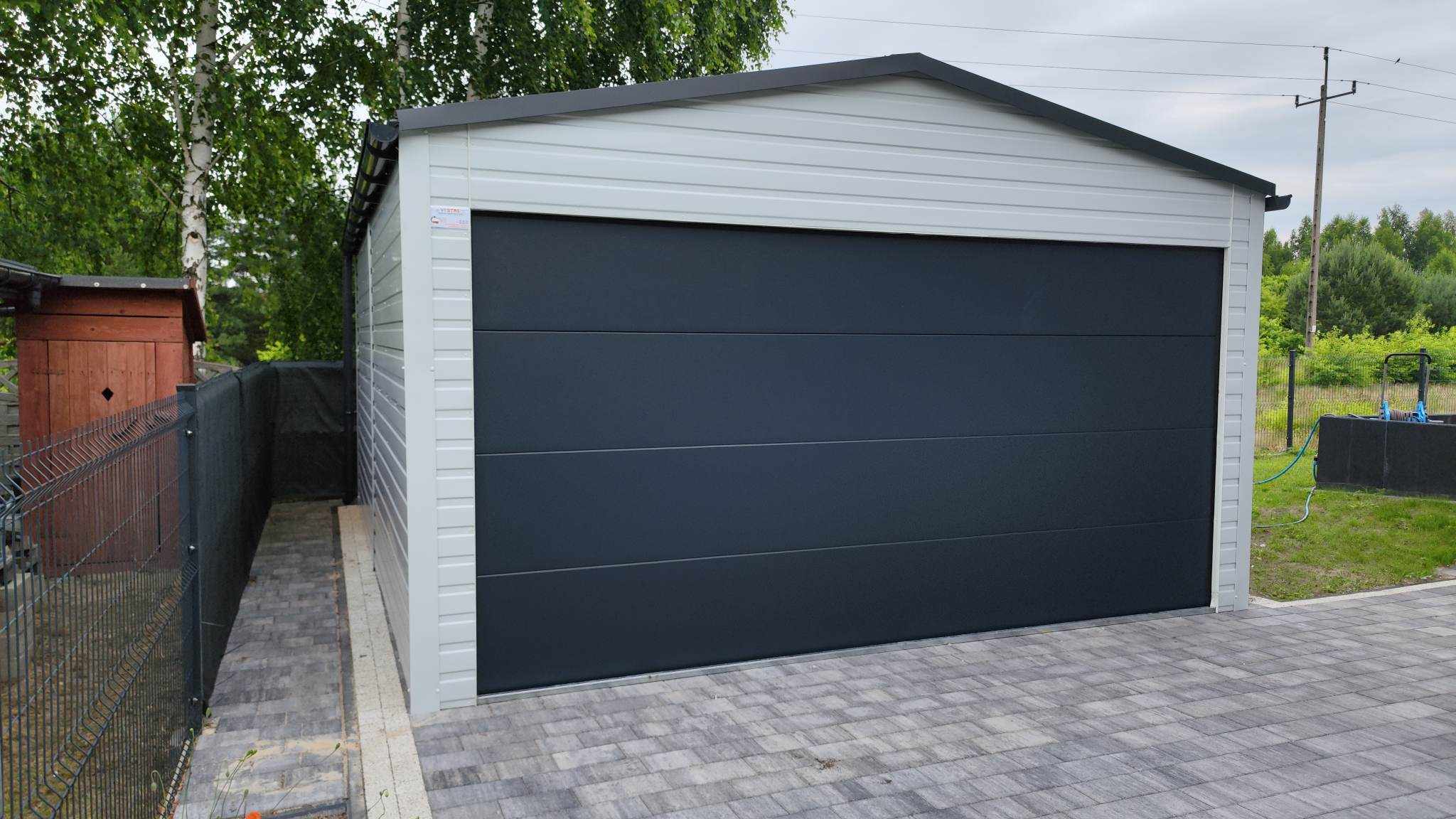 Garaż blaszany 5x5 - Dach dwuspadowy, Kolor srebrny RAL 9006, Brama segmentowa, Blachodachówka Garaż blaszany 5x5 - Dach dwuspadowy, Kolor srebrny RAL 9006, Brama segmentowa, Blachodachówka