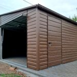 Garaż blaszany 7x6 - Dwustanowiskowy, Dach dwuspadowy, Kolor drewnopodobny orzech, Bramy uchylne