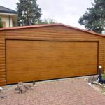 Garaż blaszany 6x6 - Dwustanowiskowy, Dach dwuspadowy, Kolor drewnopodobny złoty dąb, Brama segmentowa, Blachodachówka