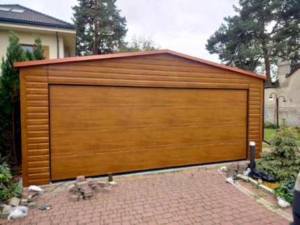 Garaż blaszany 6x6 - Dwustanowiskowy, Dach dwuspadowy, Kolor drewnopodobny złoty dąb, Brama segmentowa, Blachodachówka