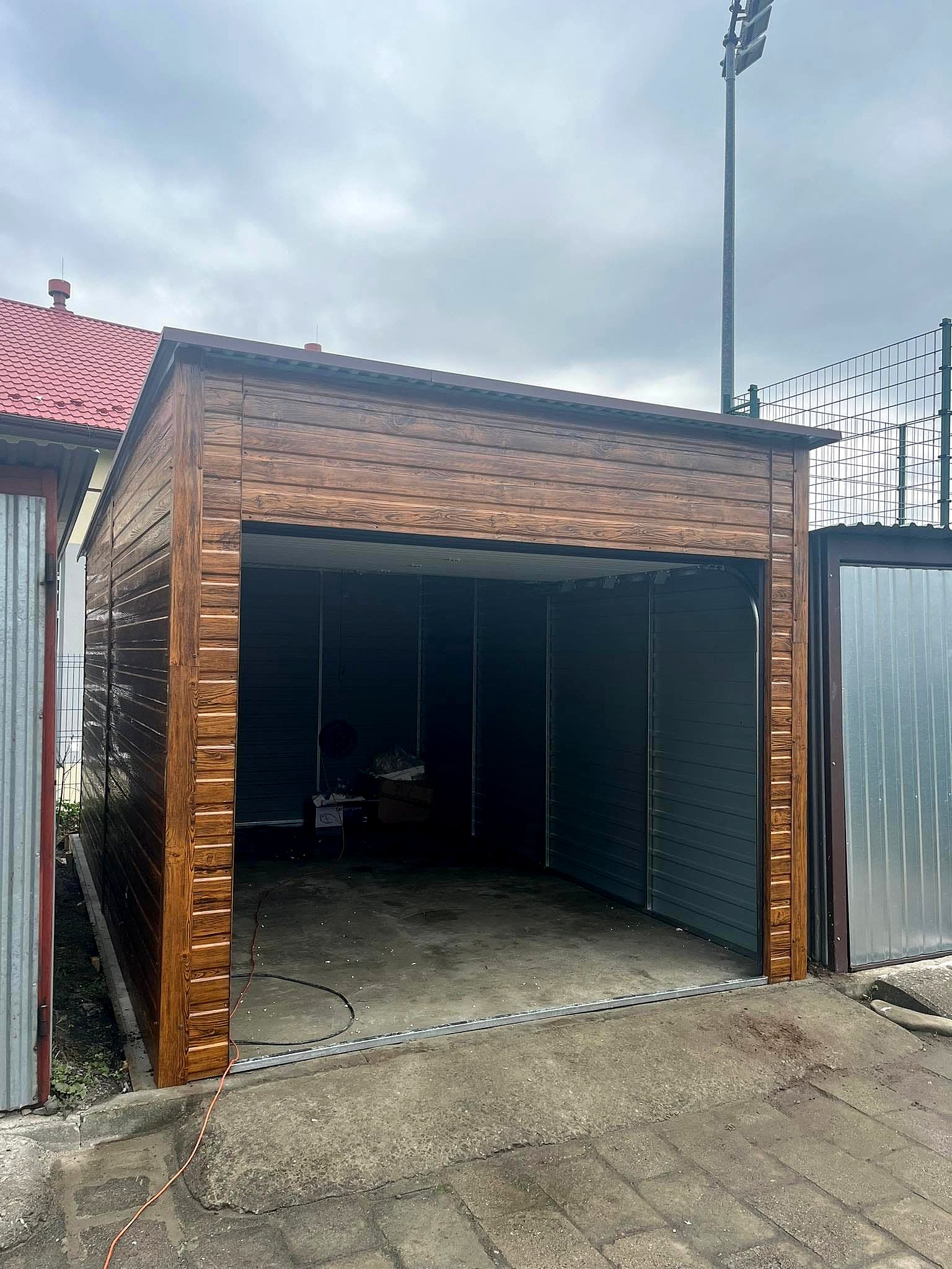 Garaż blaszany 3,50x5 -Jednostanowiskowy, Spad dachu do tyłu, Drewnopodobny Złoty Dąb, Brama segmentowa Garaż blaszany 3,50x5 -Jednostanowiskowy, Spad dachu do tyłu, Drewnopodobny Złoty Dąb, Brama segmentowa