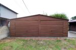 Garaż blaszany 7x6 - Dwustanowiskowy, Dach dwuspadowy, Kolor drewnopodobny orzech, Bramy uchylne