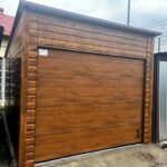 Garaż blaszany 3,50x5 -Jednostanowiskowy, Spad dachu do tyłu, Drewnopodobny Złoty Dąb, Brama segmentowa