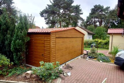 Garaż blaszany 6x6 - Dwustanowiskowy, Dach dwuspadowy, Kolor drewnopodobny złoty dąb, Brama segmentowa, Blachodachówka