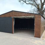 Garaż blaszany 7x6 - Dwustanowiskowy, Dach dwuspadowy, Kolor drewnopodobny orzech, Bramy uchylne