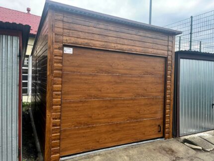 Garaż blaszany 3,50x5 -Jednostanowiskowy, Spad dachu do tyłu, Drewnopodobny Złoty Dąb, Brama segmentowa