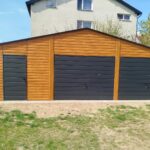 Garaż blaszany 9x6 - Trzystanowiskowy, Dach dwuspadowy, Kolor drewnopodobny złoty dąb, Bramy uchylne, Drzwi wejściowe