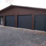 Garaż z płyty warstwowej 10x6 -Dach dwuspadowy, Ocieplany, Kolor drewnopodobny orzech, Brama Segmentowa, Drzwi wejściowe