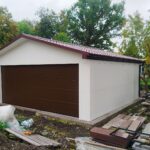 Garaż z płyty warstwowej 6x5,80, Dach dwuspadowy, Ocieplany, Kolor biały, Brama Segmentowa, Drzwi wejściowe