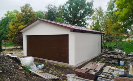 Garaż z płyty warstwowej 6x5,80, Dach dwuspadowy, Ocieplany, Kolor biały, Brama Segmentowa, Drzwi wejściowe