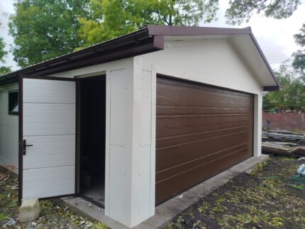 Garaż z płyty warstwowej 6x5,80, Dach dwuspadowy, Ocieplany, Kolor biały, Brama Segmentowa, Drzwi wejściowe