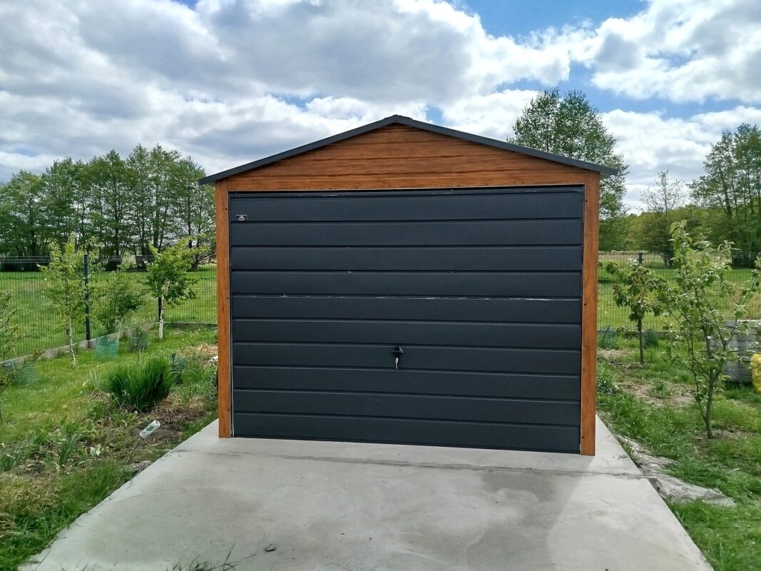 Garaż blaszany 3x5 - Jednostanowiskowy, Dach dwuspadowy, Drewnopodobny Złoty dąb, Brama uchylna