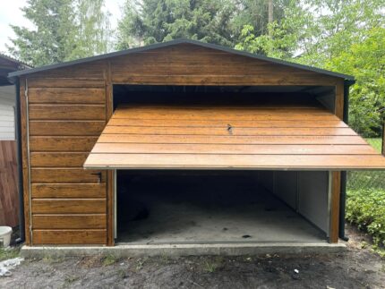 Garaż blaszany 4x5 - Dach dwuspadowy, kolor drewnopodobny Złoty dąb, Brama uchylna