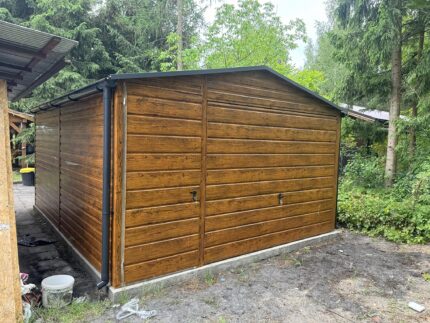 Garaż blaszany 4x5 - Dach dwuspadowy, kolor drewnopodobny Złoty dąb, Brama uchylna