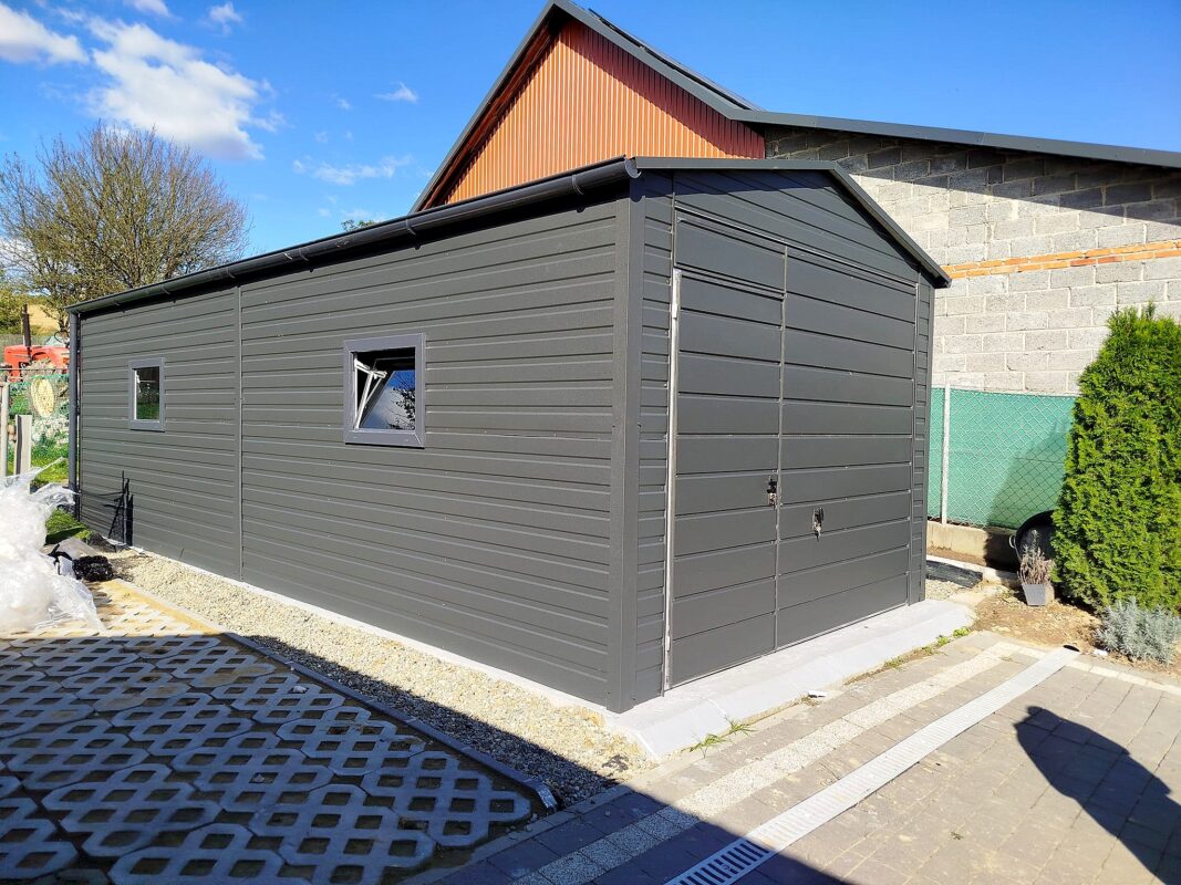 Garaż blaszany 4x8 - Jednostanowiskowy, Dach dwuspadowy, Kolor antracyt, Brama dwuskrzydłowa