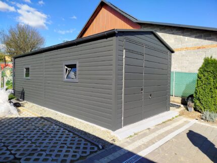 Garaż blaszany 4x8 - Jednostanowiskowy, Dach dwuspadowy, Kolor antracyt, Brama dwuskrzydłowa