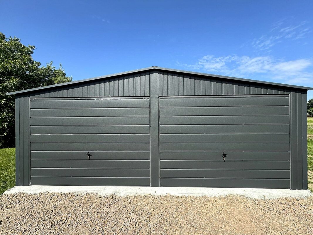 Garaż blaszany 6,50x6 -Dwustanowiskowy, Dach dwuspadowy, Kolor antracyt, Bramy uchylne