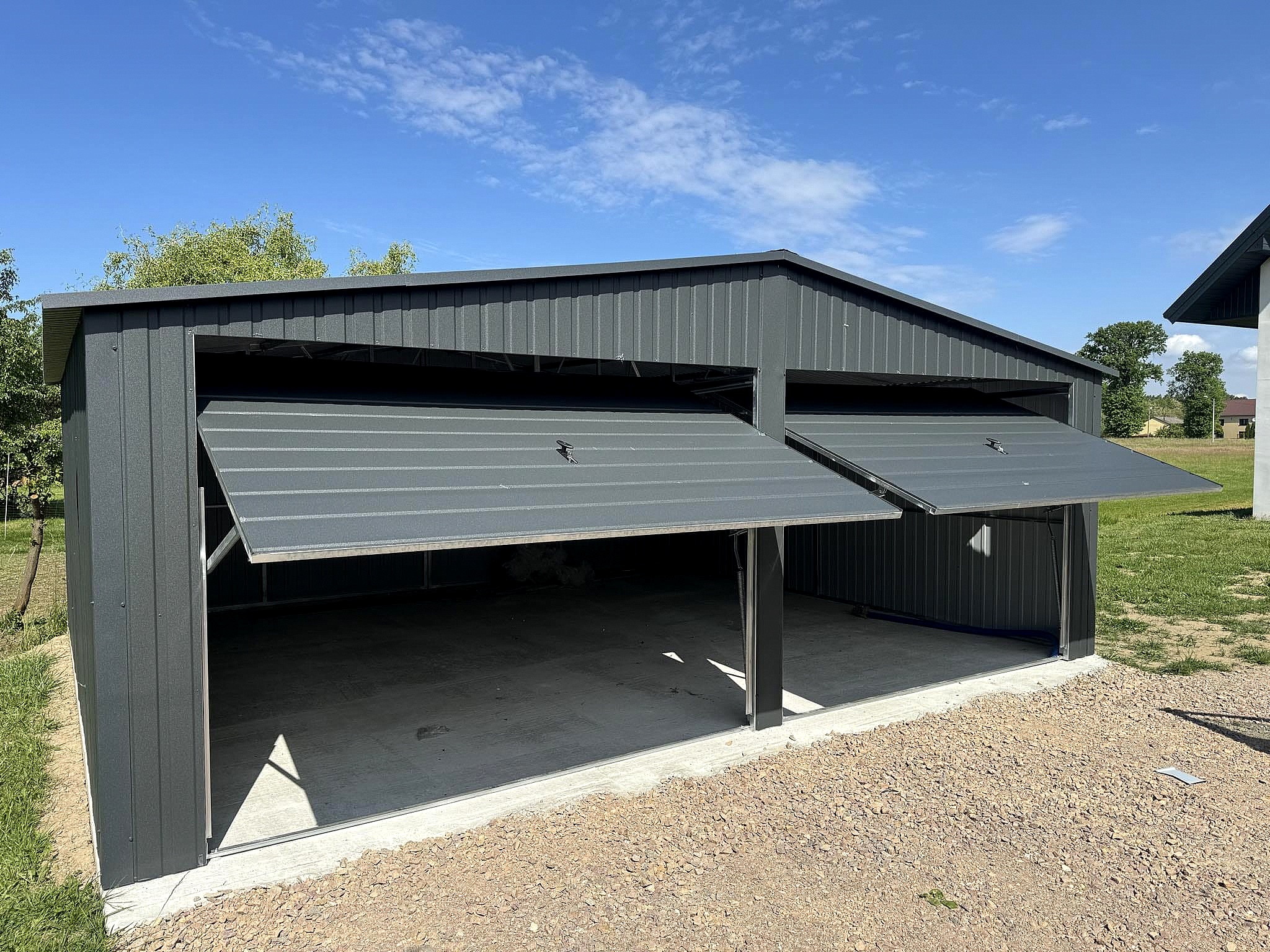 Garaż blaszany 6,50x6 -Dwustanowiskowy, Dach dwuspadowy, Kolor antracyt, Bramy uchylne Garaż blaszany 6,50x6 -Dwustanowiskowy, Dach dwuspadowy, Kolor antracyt, Bramy uchylne