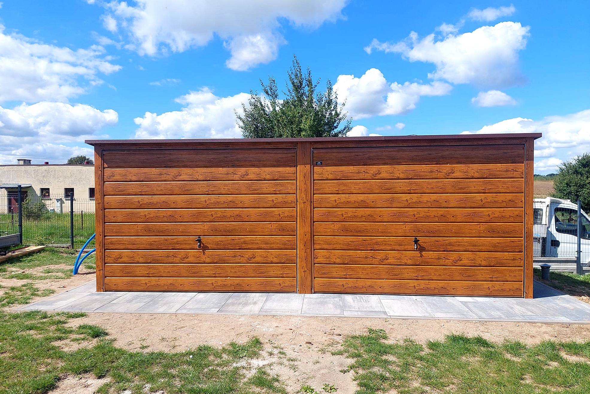 Garaż blaszany 6x3 - Spad dachu do tyłu, Kolor drewnopodobny złoty dąb, Bramy uchylne Garaż blaszany 6x3 - Spad dachu do tyłu, Kolor drewnopodobny złoty dąb, Bramy uchylne