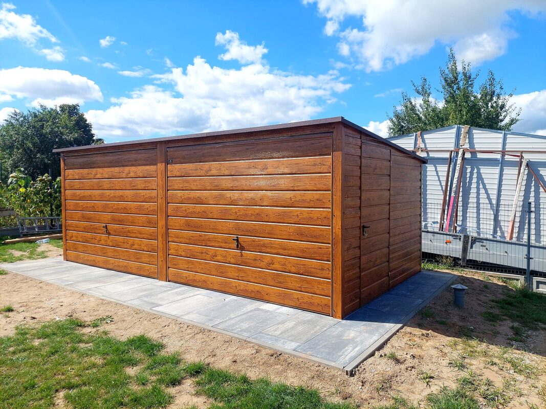 Garaż blaszany 6x3 - Spad dachu do tyłu, Kolor drewnopodobny złoty dąb, Bramy uchylne