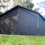 Garaż blaszany 6x5 - Dwustanowiskowy Dach dwuspadowy, Kolor antracyt, Bramy uchylne, Blachodachówka