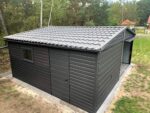 Garaż blaszany 6x5 - Dwustanowiskowy Dach dwuspadowy, Kolor antracyt, Bramy uchylne, Blachodachówka