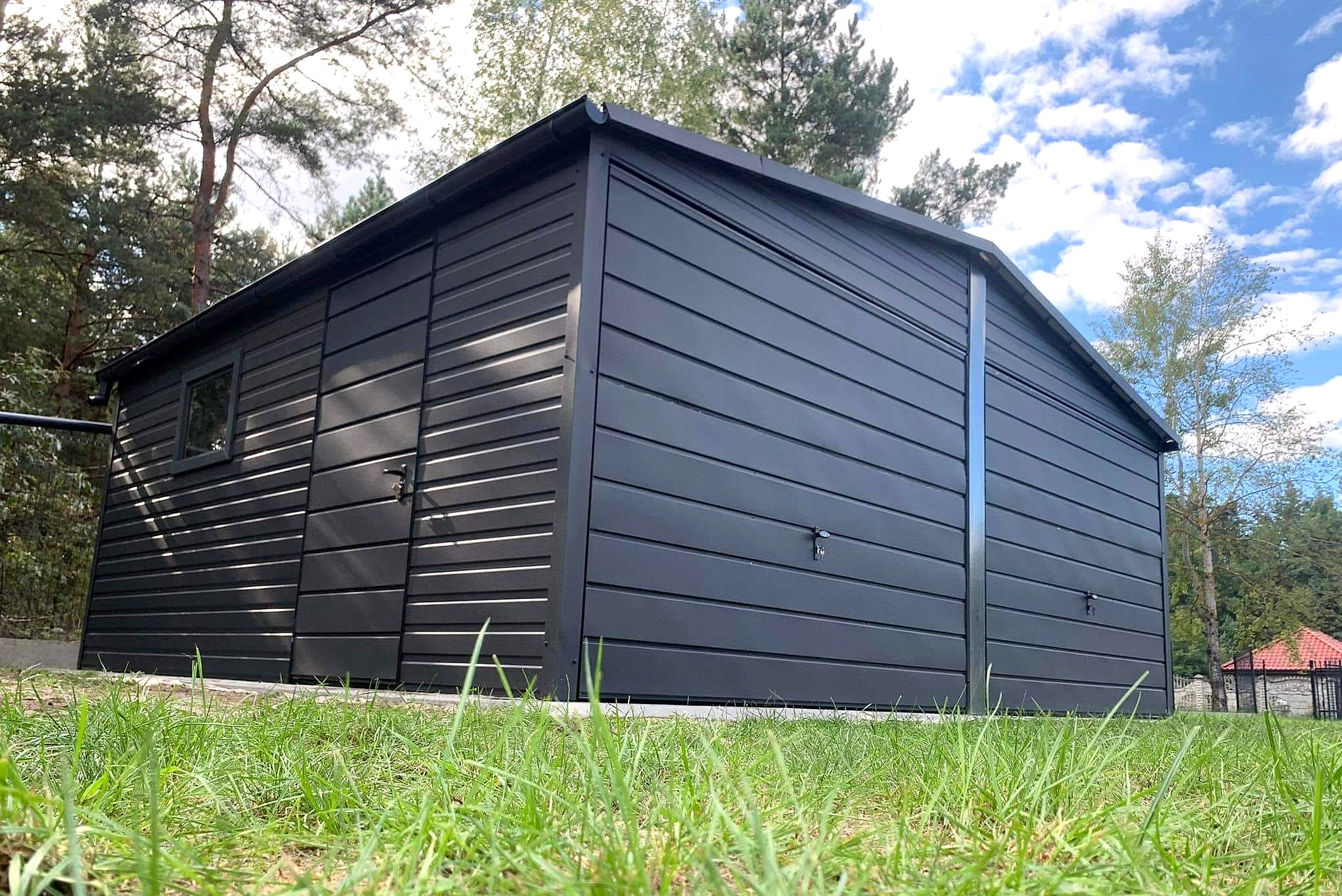 Garaż blaszany 6x5 - Dwustanowiskowy Dach dwuspadowy, Kolor antracyt, Bramy uchylne, Blachodachówka Garaż blaszany 6x5 - Dwustanowiskowy Dach dwuspadowy, Kolor antracyt, Bramy uchylne, Blachodachówka
