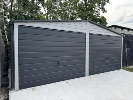 Garaż blaszany 6x5 - Dwustanowiskowy Dach dwuspadowy, Kolor srebrny, Bramy uchylne