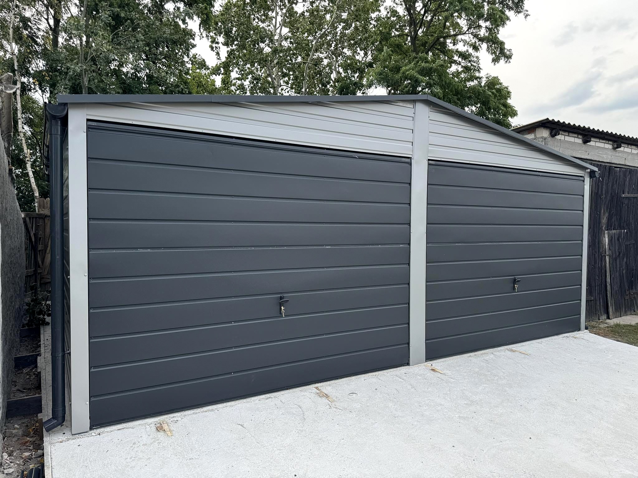 Garaż blaszany 6x5 - Dwustanowiskowy Dach dwuspadowy, Kolor srebrny, Bramy uchylne Garaż blaszany 6x5 - Dwustanowiskowy Dach dwuspadowy, Kolor srebrny, Bramy uchylne