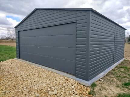 Garaż blaszany 6x6 - Dwustanowiskowy, Dach dwuspadowy, Kolor antracyt, Brama segmentowa
