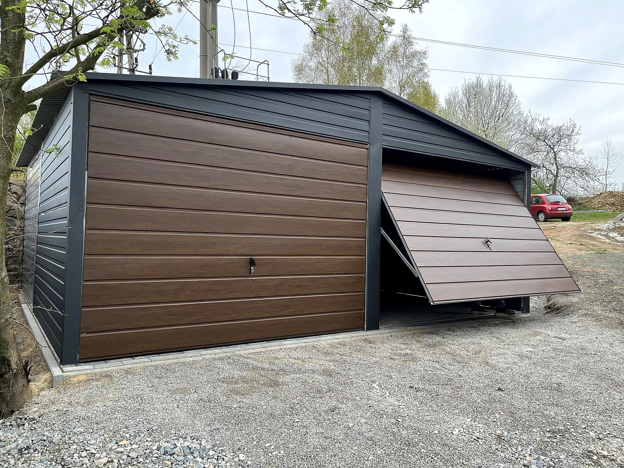 Garaż blaszany 6x6 - Dwustanowiskowy, Dach dwuspadowy, Kolor antracyt, Bramy uchylne Garaż blaszany 6x6 - Dwustanowiskowy, Dach dwuspadowy, Kolor antracyt, Bramy uchylne