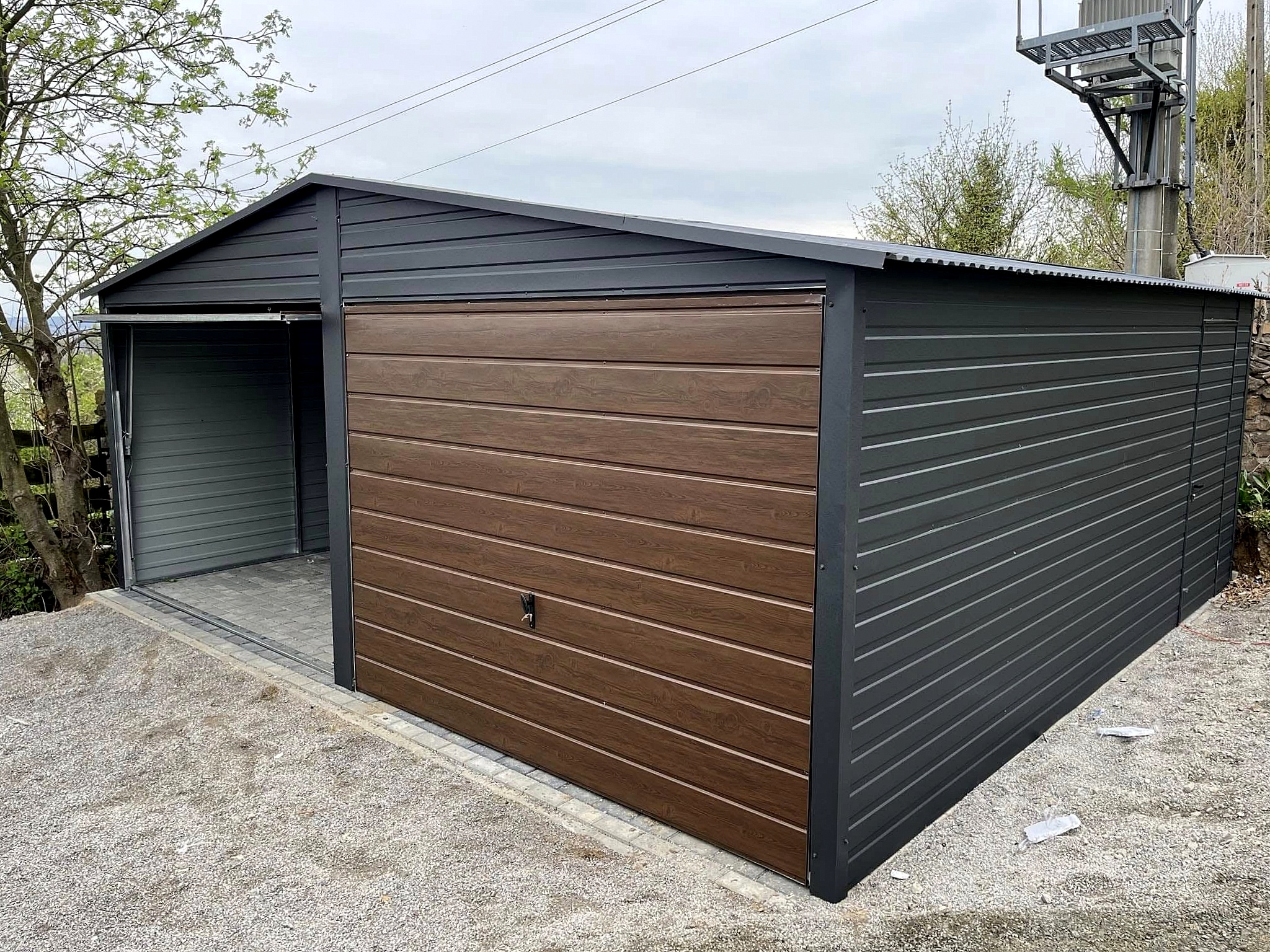 Garaż blaszany 6x6 - Dwustanowiskowy, Dach dwuspadowy, Kolor antracyt, Bramy uchylne Garaż blaszany 6x6 - Dwustanowiskowy, Dach dwuspadowy, Kolor antracyt, Bramy uchylne