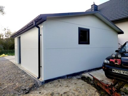 Garaż z płyty warstwowej 6x5 - Dach dwuspadowy, Ocieplany, Kolor biały, Brama Segmentowa, Drzwi wejściowe, Blachodachówka
