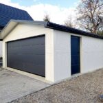 Garaż z płyty warstwowej 6x5 - Dach dwuspadowy, Ocieplany, Kolor biały, Brama Segmentowa, Drzwi wejściowe, Blachodachówka