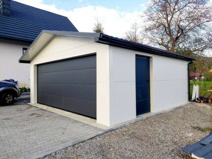 Garaż z płyty warstwowej 6x5 - Dach dwuspadowy, Ocieplany, Kolor biały, Brama Segmentowa, Drzwi wejściowe, Blachodachówka