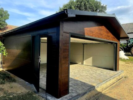 Garaż z płyty warstwowej 6x6 - Dach dwuspadowy, Ocieplany, Kolor drewnopodobny orzech, Brama segmentowa, Drzwi wejściowe